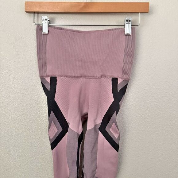 ADIDAS | Formotion Compression Sculpt Two-Tone Tights Magic Mauve Carbon | Small - Picture 5 of 10